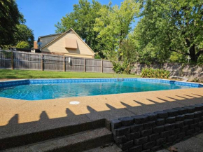 Luxury Pool with King beds Near Shops and Dining